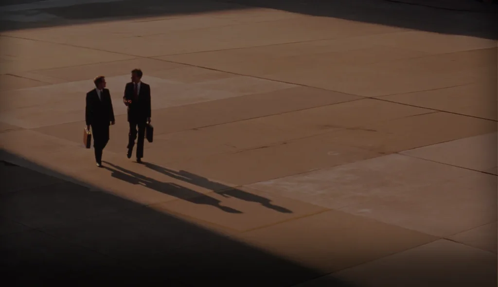 Dos abogados caminando en el atardecer