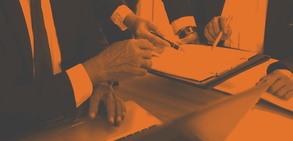 Abogados escribiendo