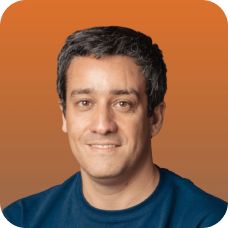 Dueño de Almacén Gurú sonriendo